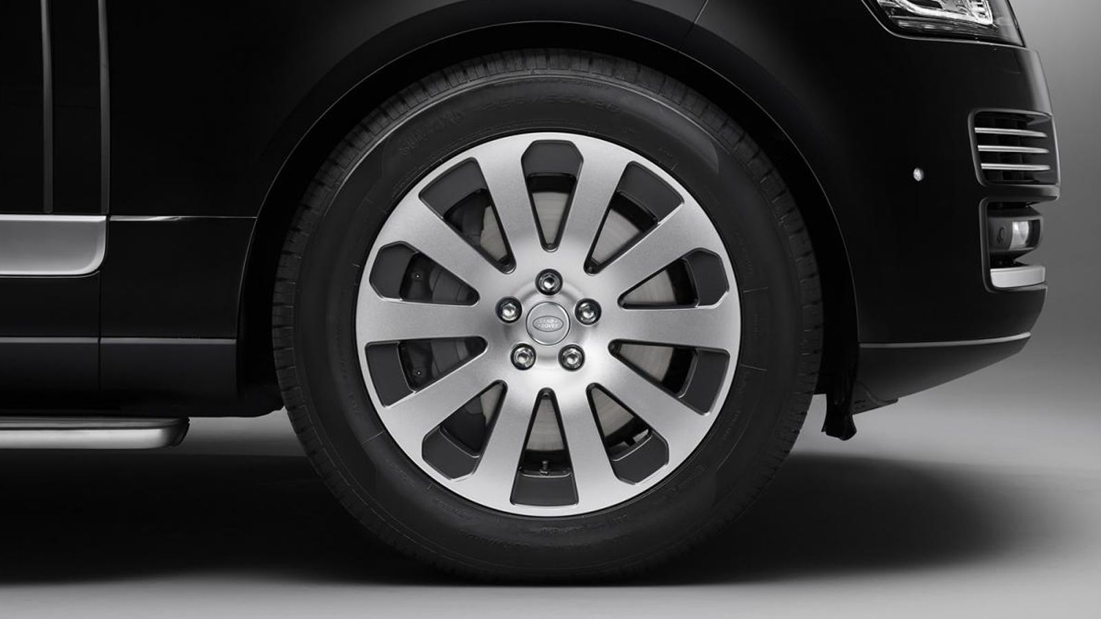 Τα ελαστικά είναι run flat και αντέχουν στο αυξημένο φορτίο.
